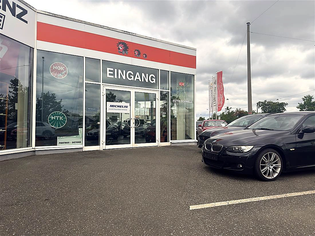 Der Eingang von Auto Schnell an der Schwabacher Straße 434